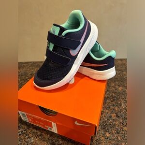 Nike Children Girls size 9 sneaker new never worn